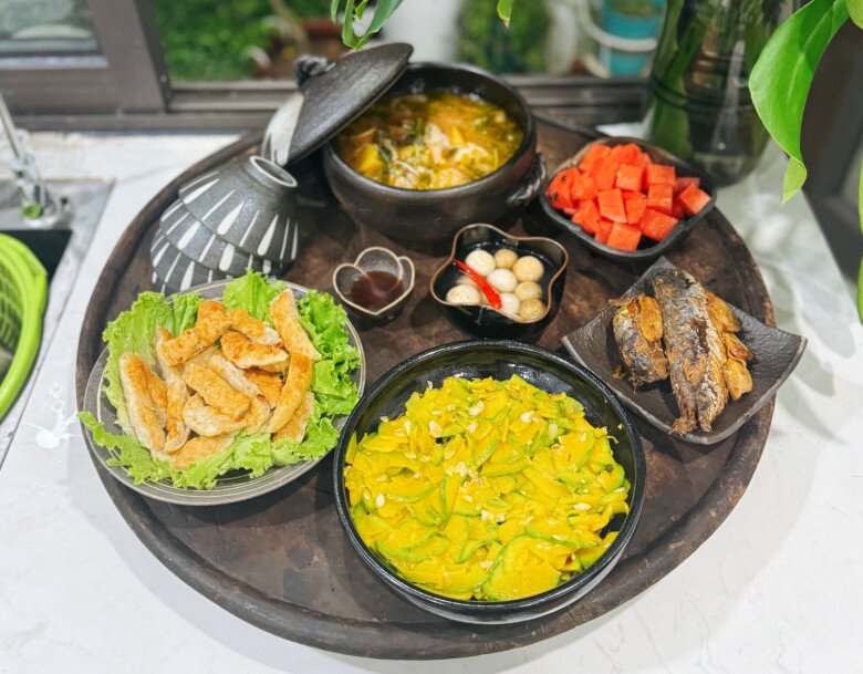 Mâm cơm này có: Chả cốm - Quả bí non xào - Cá nục kho -  Đầu cá lăng nấu chua - Dưa hấu tráng miệng.