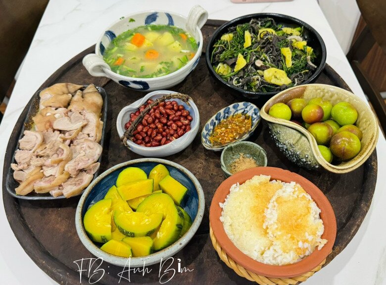 Mâm cơm này có: - Thịt chân giò luộc - Bí non luộc - Canh khoai tây - Xách bò xào rau củ - Lạc rang muối - Mận tráng miệng