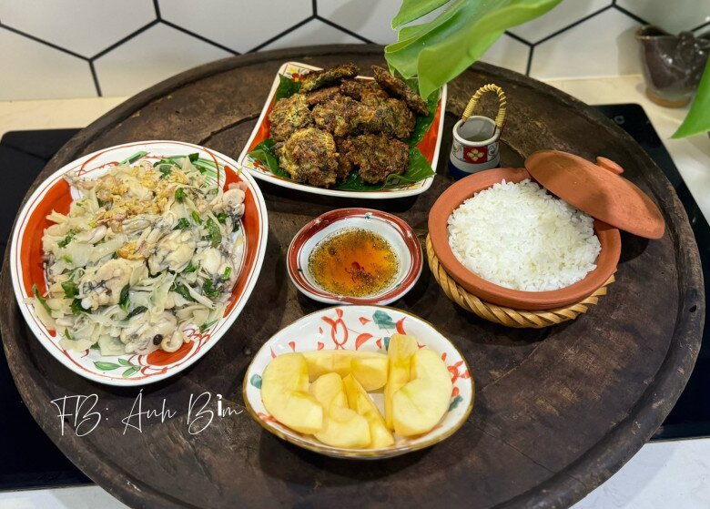 Mâm cơm này có: - Ếch xào măng chua - Chả ếch - Táo tráng miệng