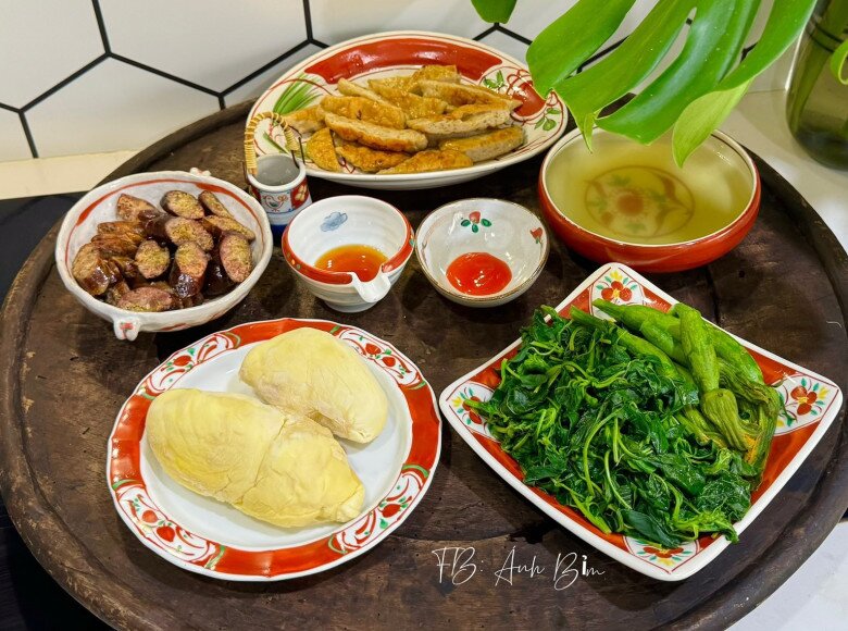 Mâm cơm này có:  Rau luộc - Chả cốm - Lạp sườn - Sầu tráng miệng