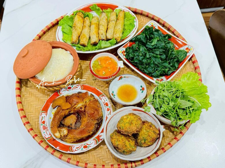 Mâm cơm này có: cá trắm kho, chả chay, rau ngót luộc, nem rán.