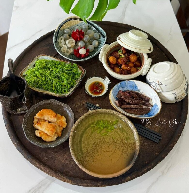 Mâm cơm này có: Thịt kho trứng cút, chả mực, hoa thiên lý luộc.