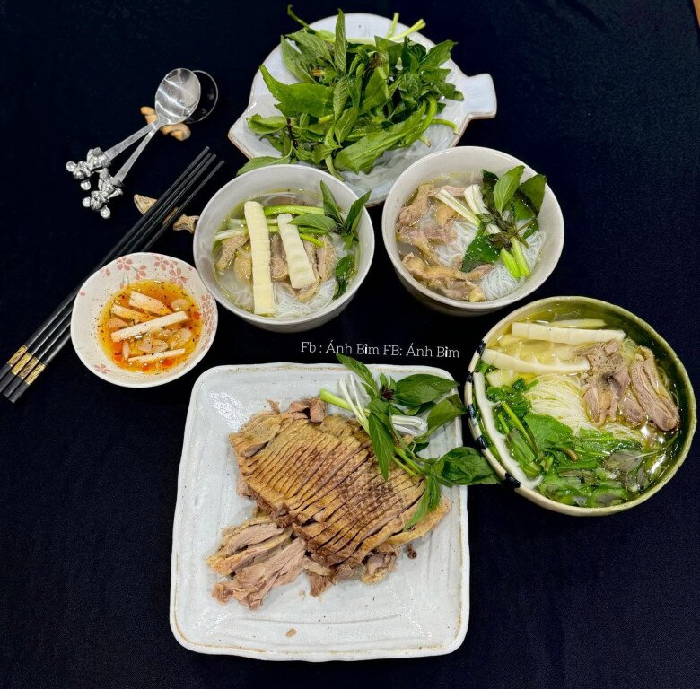Mâm cơm này có: Bún ngan.