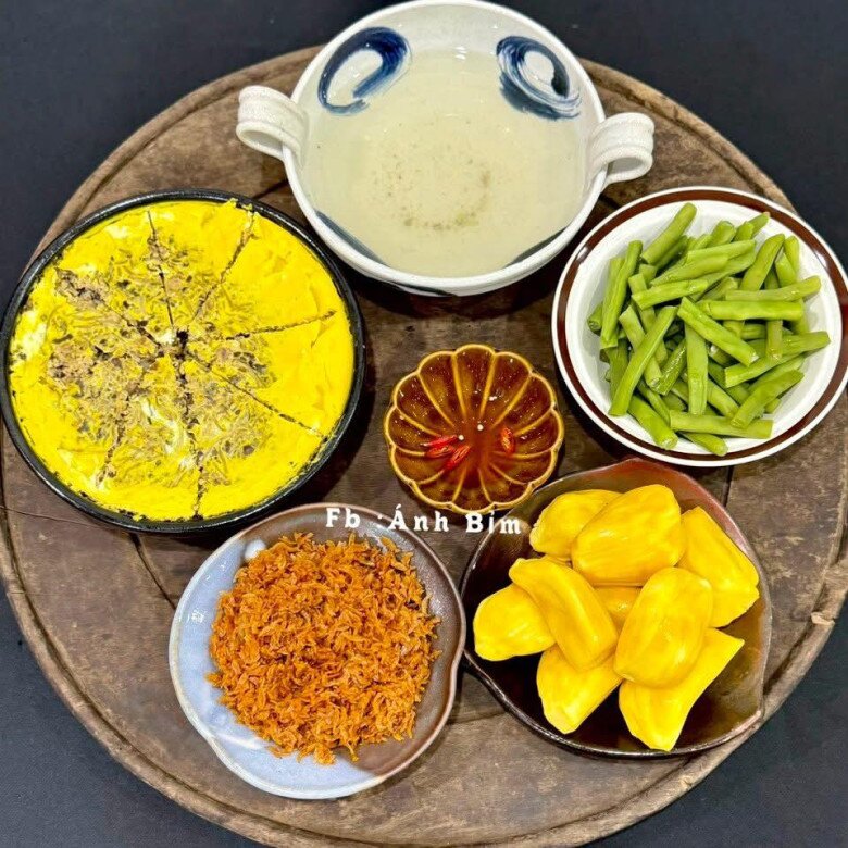 Mâm cơm này có: -Tép khô rang - Đỗ luộc - Chả trứng thịt hấp - Mít tráng miệng.