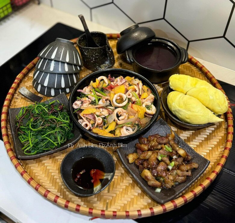 Mâm này có: Thịt rang, mực xào dứa, rau dền luộc.