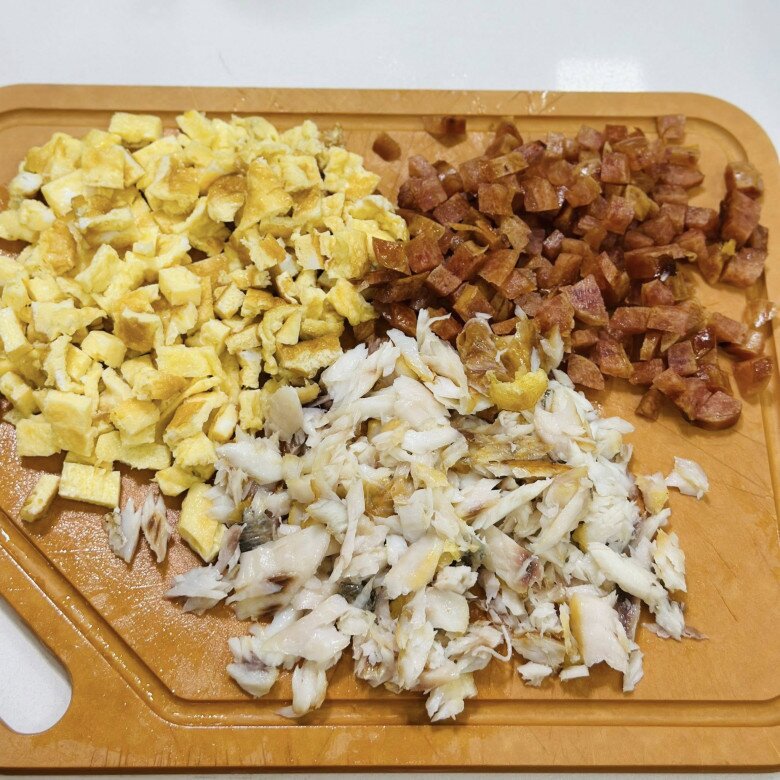 Ngày mưa, mẹ đảm vét tủ lạnh làm cơm rang thập cẩm kiểu amp;#34;có gì nấu đấyamp;#34; mà cực ngon - 7