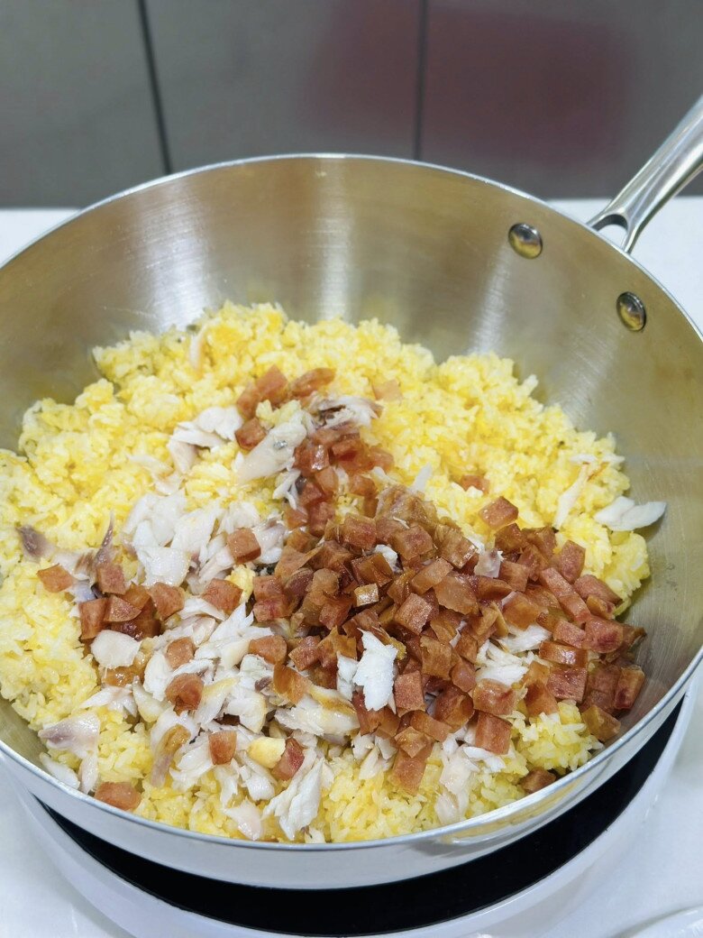 Ngày mưa, mẹ đảm vét tủ lạnh làm cơm rang thập cẩm kiểu amp;#34;có gì nấu đấyamp;#34; mà cực ngon - 9