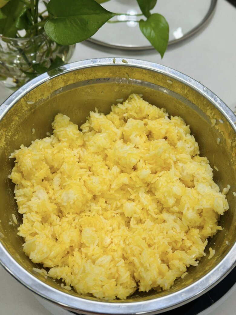 Ngày mưa, mẹ đảm vét tủ lạnh làm cơm rang thập cẩm kiểu amp;#34;có gì nấu đấyamp;#34; mà cực ngon - 4