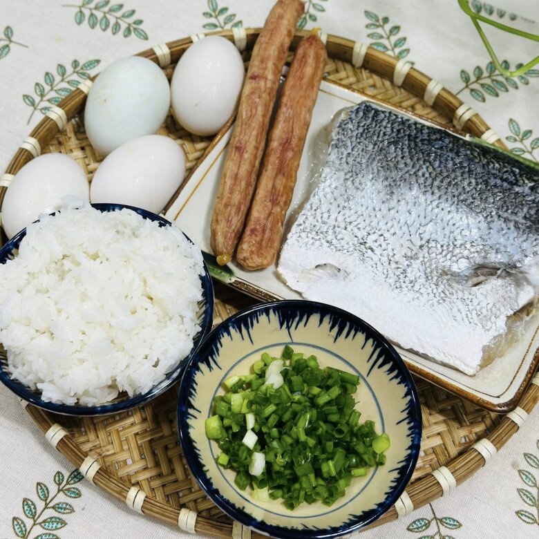 Ngày mưa, mẹ đảm vét tủ lạnh làm cơm rang thập cẩm kiểu amp;#34;có gì nấu đấyamp;#34; mà cực ngon - 2