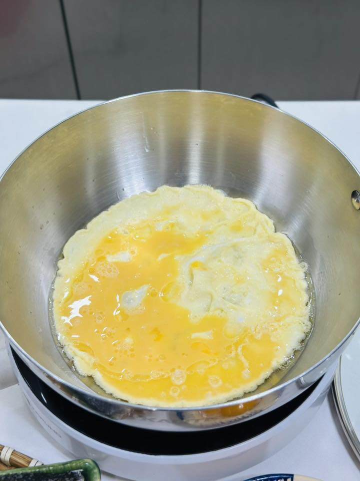 Ngày mưa, mẹ đảm vét tủ lạnh làm cơm rang thập cẩm kiểu amp;#34;có gì nấu đấyamp;#34; mà cực ngon - 5