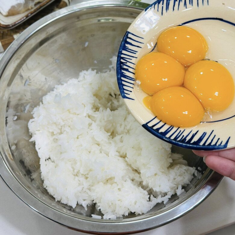 Ngày mưa, mẹ đảm vét tủ lạnh làm cơm rang thập cẩm kiểu amp;#34;có gì nấu đấyamp;#34; mà cực ngon - 3