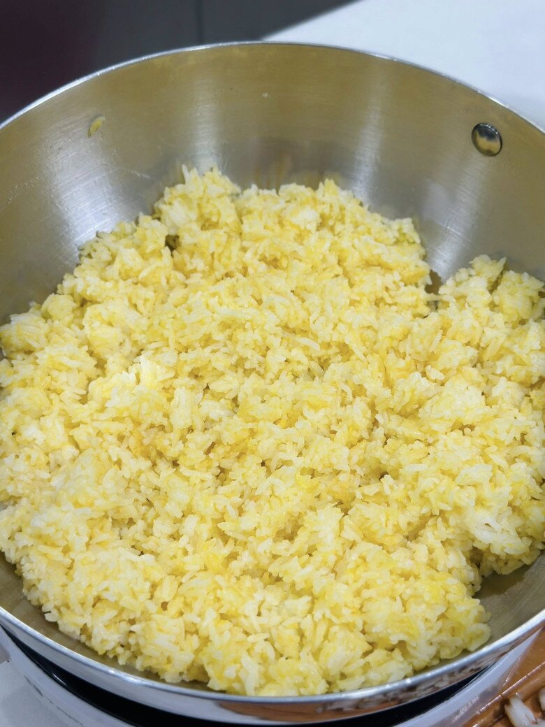 Ngày mưa, mẹ đảm vét tủ lạnh làm cơm rang thập cẩm kiểu amp;#34;có gì nấu đấyamp;#34; mà cực ngon - 8