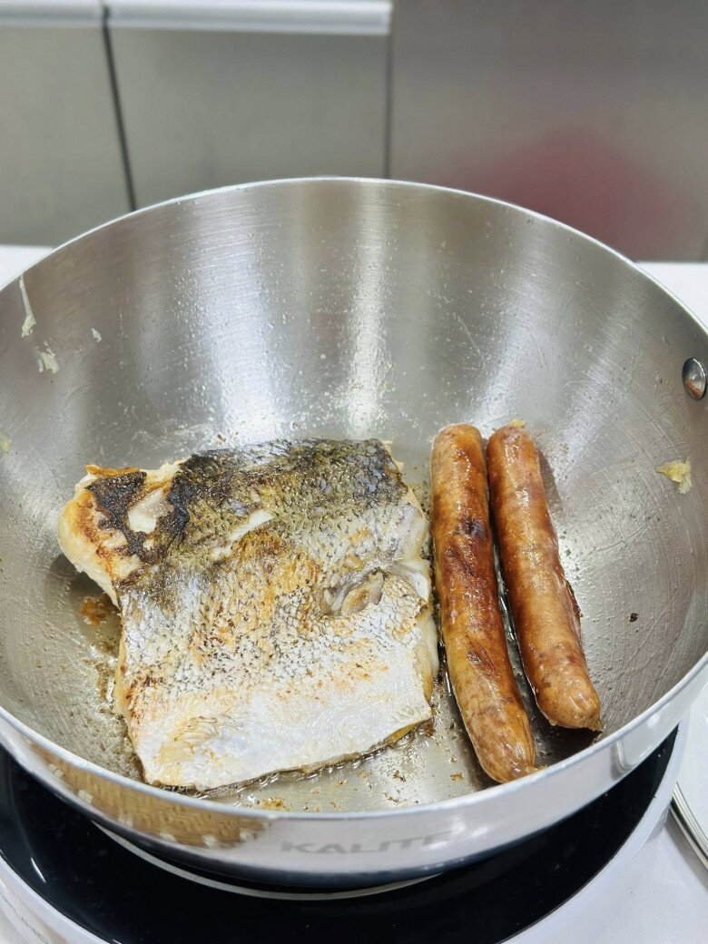 Ngày mưa, mẹ đảm vét tủ lạnh làm cơm rang thập cẩm kiểu amp;#34;có gì nấu đấyamp;#34; mà cực ngon - 6