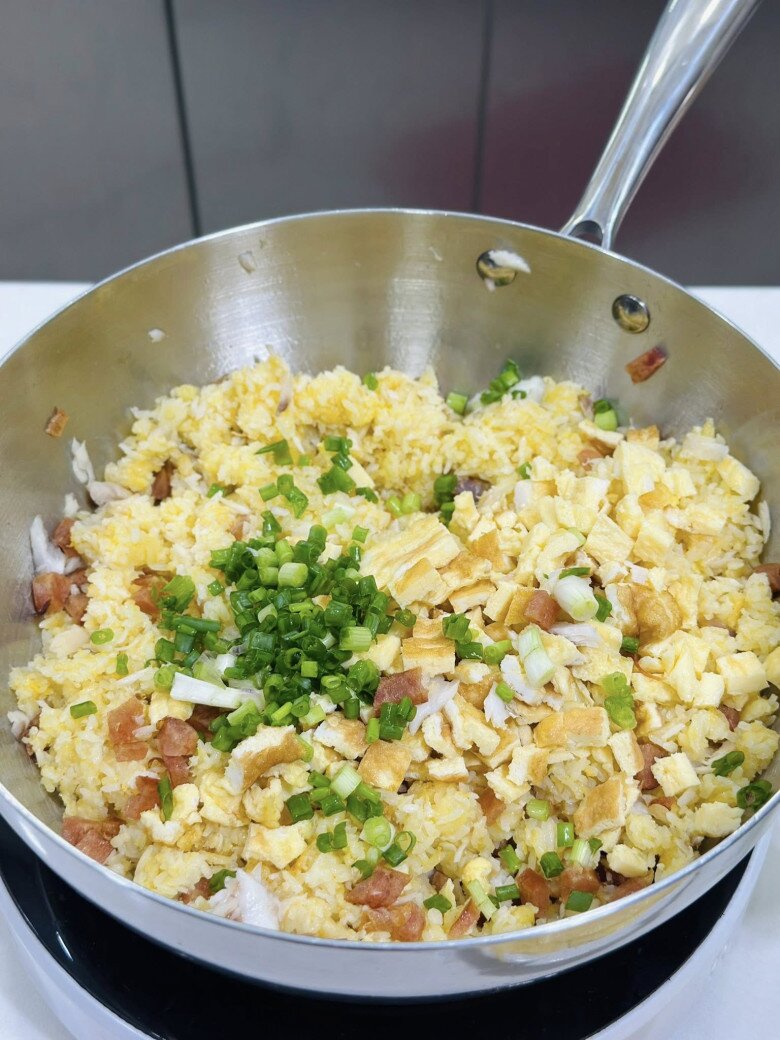 Ngày mưa, mẹ đảm vét tủ lạnh làm cơm rang thập cẩm kiểu amp;#34;có gì nấu đấyamp;#34; mà cực ngon - 10