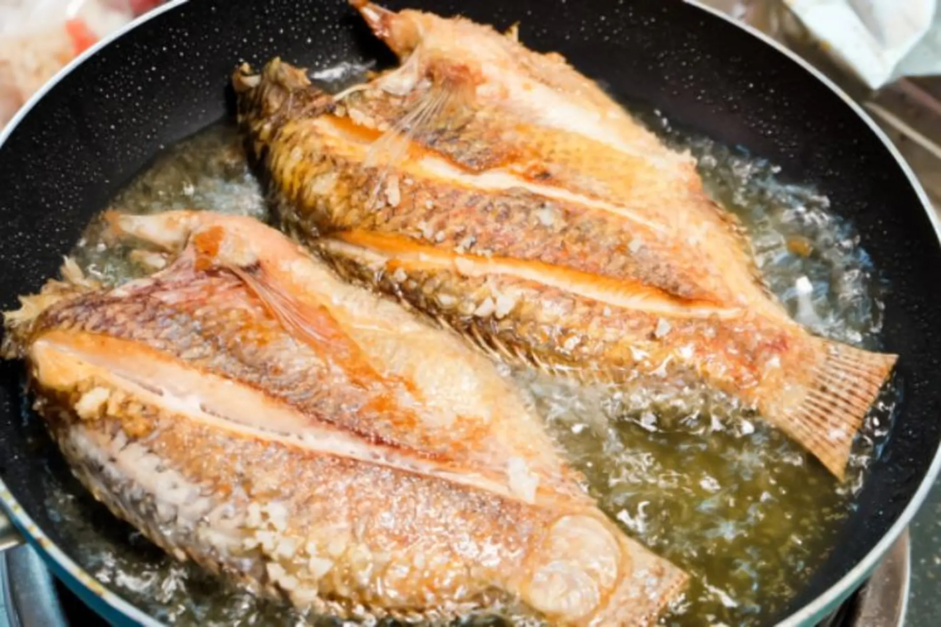 Rán cá nhớ xoa thứ này lên, con nào cũng vàng giòn, không nát - 2