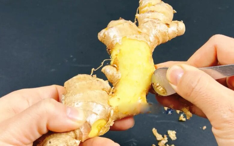 Thì ra ở nhà hàng người ta gọt vỏ gừng như thế này, chẳng trách vừa nhanh, vừa sạch lại không tốn kém hay mất thời gian - 3