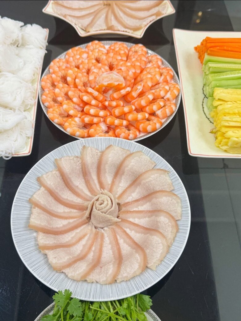 Trời oi nóng mẹ đảm làm gỏi cuốn tôm thịt, mách cách luộc tôm đỏ au, thái thịt đều tăm tắp 10 miếng như 1 ai cũng khen - 7