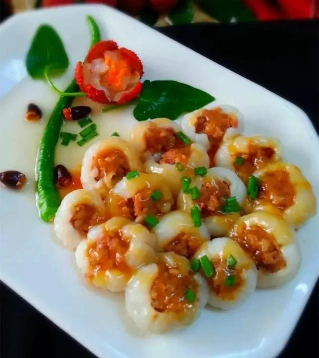 Vải nhồi thịt sốt chua ngọt.