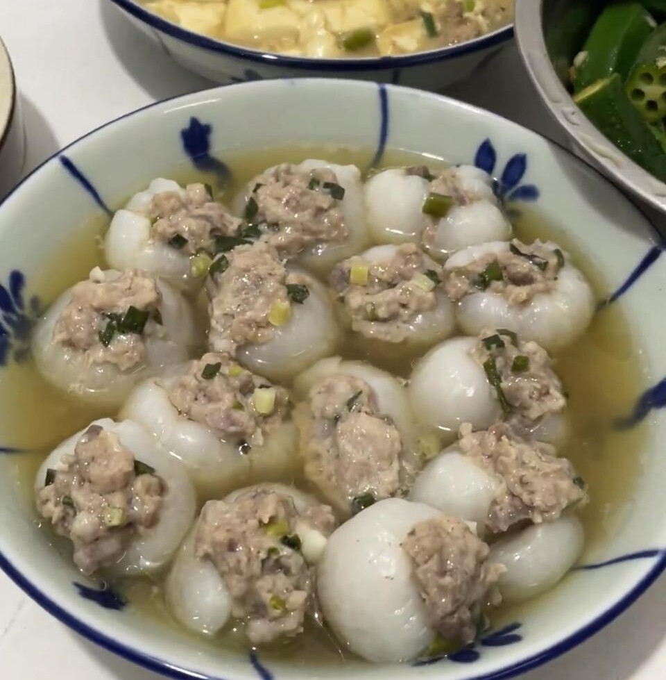 Canh vải nhồi thịt.