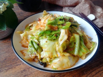 Xào bắp cải đừng cho luôn vào chảo, làm thêm điều này 20 giây, rau giòn ngon, không ra nhiều nước hay mềm nhũn