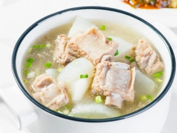 Hầm sườn, người chần nước sôi, người ninh thẳng, đầu bếp tuyên bố 2 cách đều sai, làm thế này mới đúng