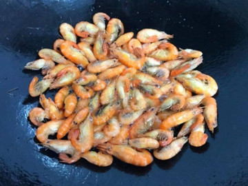 Rang tôm bao năm giờ mới biết không cần cầu kỳ, chỉ cho 2 thứ này tôm luôn có màu đỏ đẹp lại cực giòn ngon