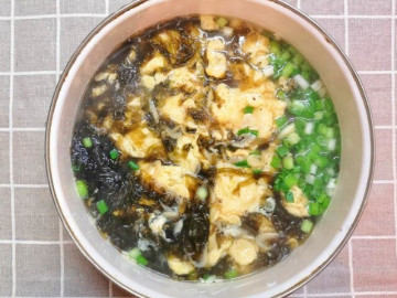 Trứng nấu canh với rau này canxi tăng nhiều lần, cực tốt cho xương, vừa ngon lại dễ nấu, khoảng 3 phút là xong