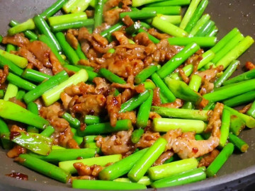 Xào ngồng tỏi, đầu bếp nhắc: Đừng cho trực tiếp vào chảo, thêm 2 bước nữa sẽ giòn ngon, đậm đà lại xanh mướt