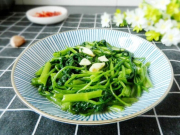 Xào rau muống toàn bị thâm đen, đầu bếp tiết lộ: Chỉ cần làm thế này, rau xanh giòn, bóng mượt như nhà hàng
