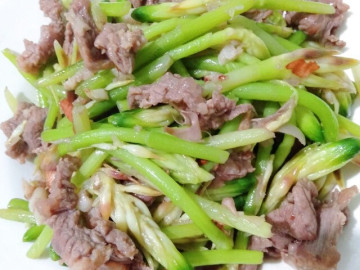 Cây này tưởng chỉ lấy củ nhưng phần hoa cũng cực bổ dưỡng, mấy năm gần đây thành đặc sản, xào thịt bò cực ngon