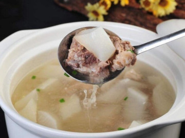 Hầm xương mãi nước vẫn đục, đầu bếp mách thêm 2 bước này, lần nấu nào canh cũng trong veo, thơm nức