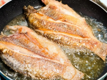 Rán cá nhớ xoa thứ này lên, con nào cũng vàng giòn, không nát