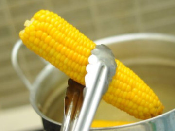 Luộc ngô chỉ cho mỗi nước thật thiếu sót, thêm 2 thứ nữa ngô mềm dẻo, ngon ngọt, thơm hơn ngoài hàng