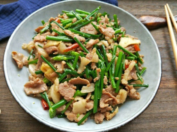 Không ngờ thịt lợn xào với lá này trở thành một món “siêu ngon” lại còn bổ dưỡng