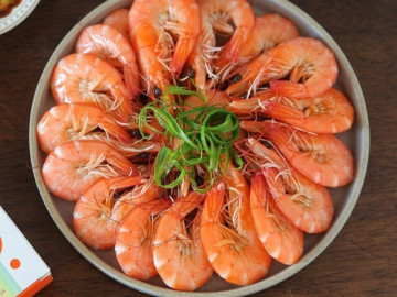 Muốn tôm luộc ngon như ngoài hàng, thả ngay quả này vào, con nào cũng ngon, thơm lại chẳng có mùi tanh