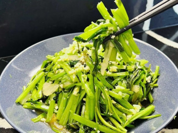 Xào rau muống đừng cho ngay vào chảo, thêm 2 bước này rau xanh mướt chẳng thâm đen lại giòn ngon như ngoài hàng
