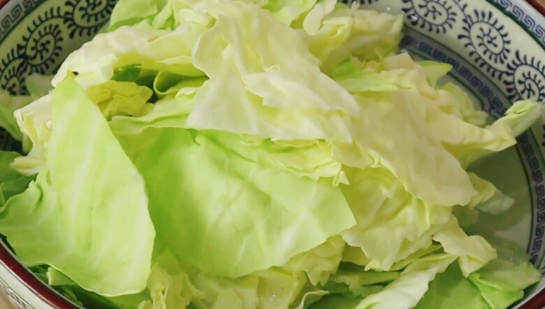 Xào bắp cải đừng cho luôn vào chảo làm thêm điều này 20 giây rau giòn ngon không ra nhiều nước hay mềm nhũn - 2
