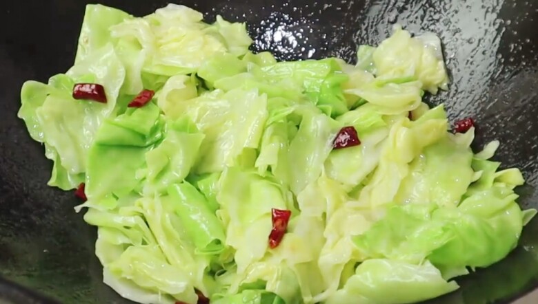 Xào bắp cải đừng cho luôn vào chảo làm thêm điều này 20 giây rau giòn ngon không ra nhiều nước hay mềm nhũn - 3
