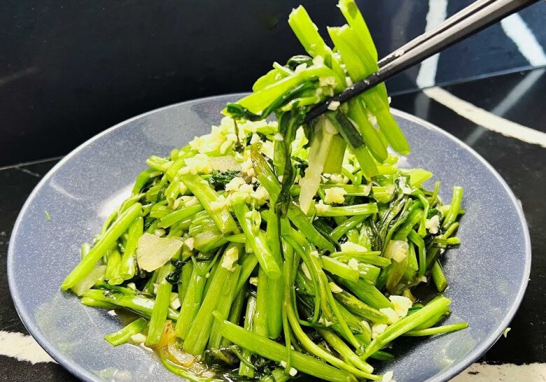 Xào rau muống đừng cho ngay vào chảo, thêm 2 bước này rau xanh mướt chẳng thâm đen lại giòn ngon như ngoài hàng