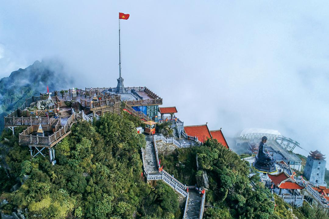 Chạm tay vào nóc nhà Đông Dương