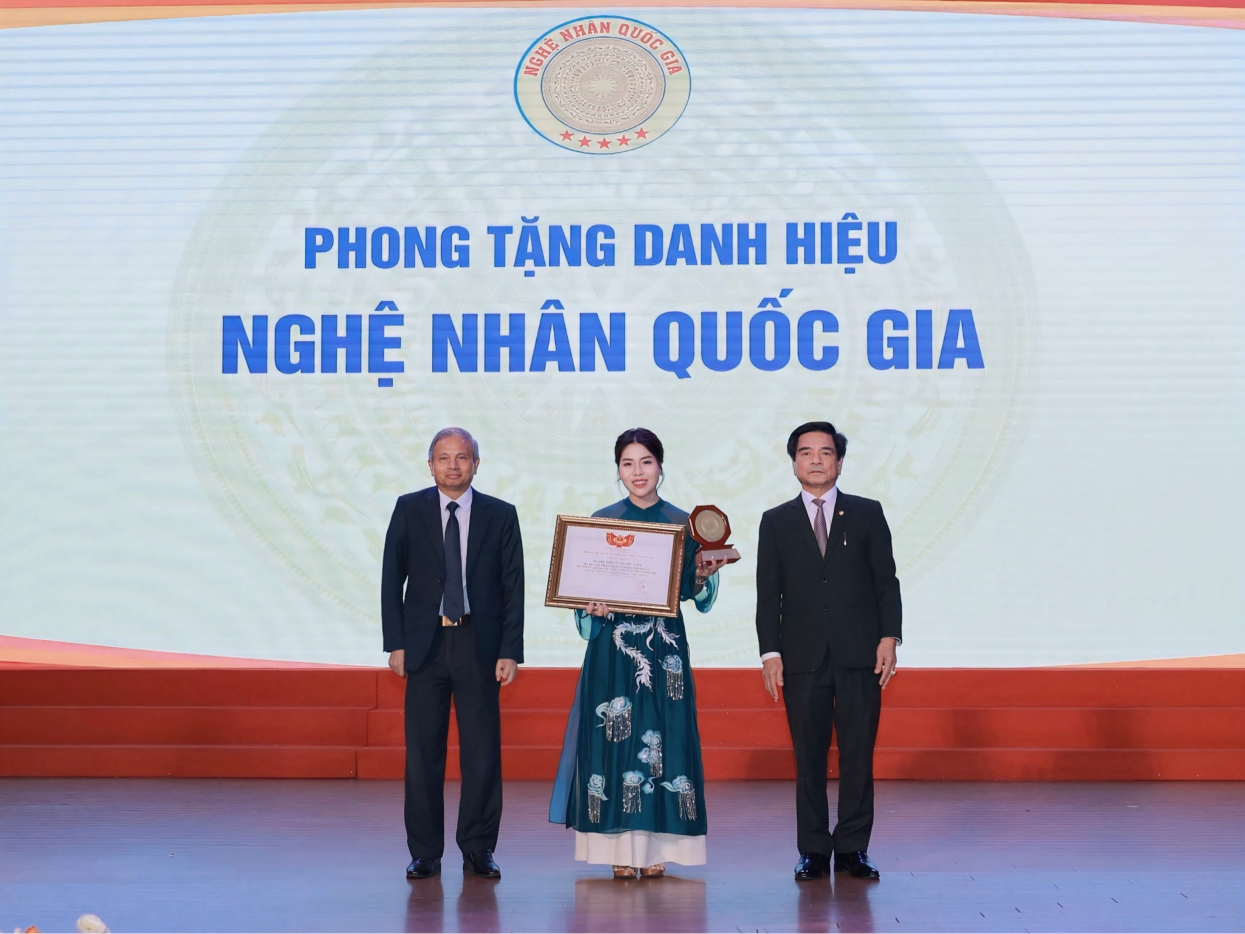 Ntk linh thảo - nghệ nhân quốc gia người mở lối mới cho trang phục văn hoá tín ngưỡng việt - 1
