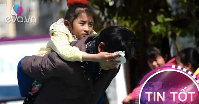 Cụ bà nhặt đứa trẻ xương thuỷ tinh từ bãi rác, 17 năm cõng cháu trên ...