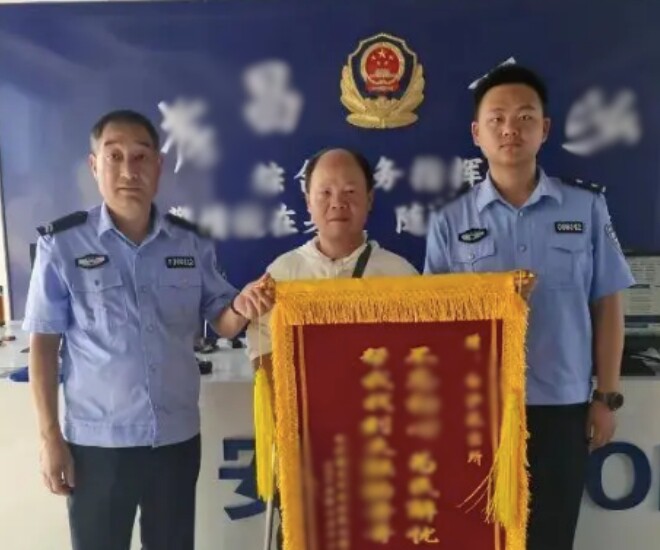 Ông Liu Guoping trao tặng lá cờ thêu thay lời cảm ơn. 