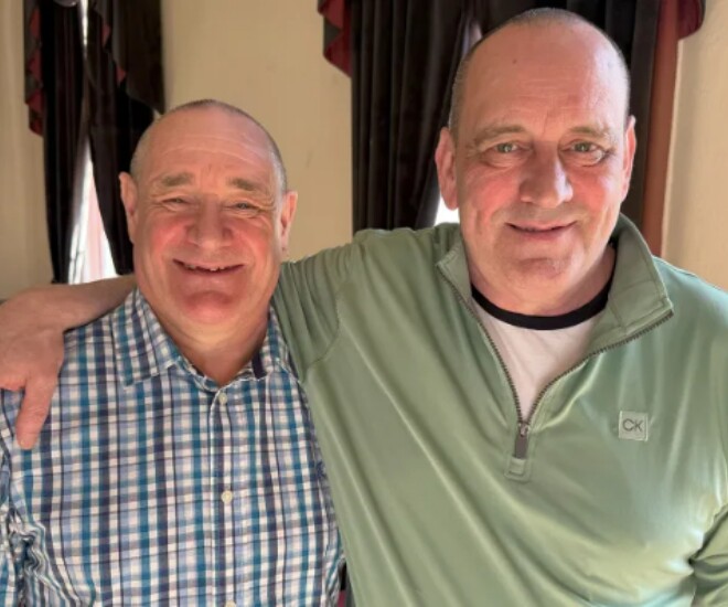 Ông Trevor Schwartz (trái) và em trai Peter Macdonald (phải).