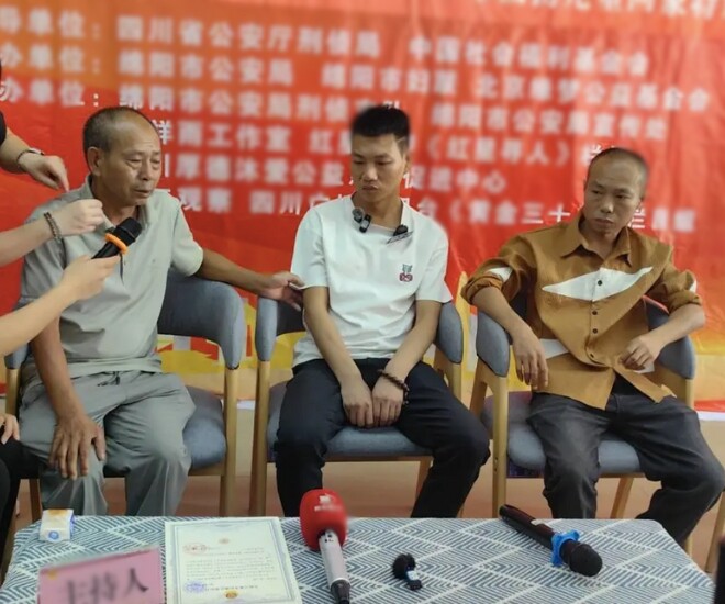Zhang Fei Qiang (ở giữa) trong ngày đoàn tụ cùng cha và anh trai. 