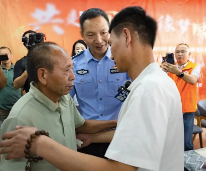Hai cha con trong ngày đoàn tụ. 