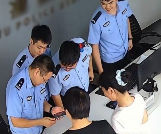 Biết điểm thi, nữ sinh chạy vội đến đồn cảnh sát báo tin vui, ai cũng đỏ hoe mắt - 1