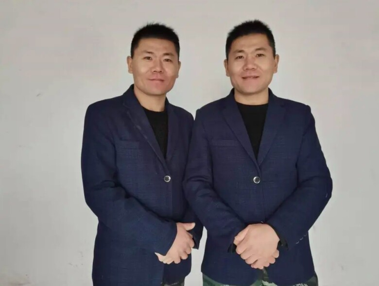 Cặp anh em song sinh lái xe tải gây sốt MXH với loạt video “múa tay” - 2