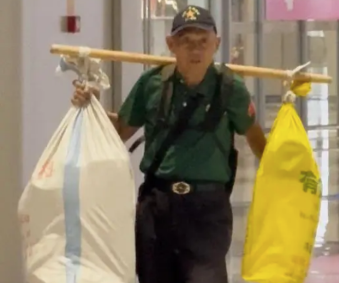 Cha 73 tuổi gánh 40kg quà quê, vượt ngàn dặm tới thăm con cháu, bị ngã chỉ lo trứng vỡ - 1