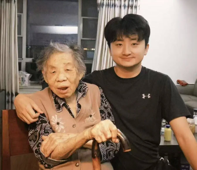 Chàng trai 9x “lưu giữ” bà trong máy game, nhiều người vừa chơi vừa khóc - 4